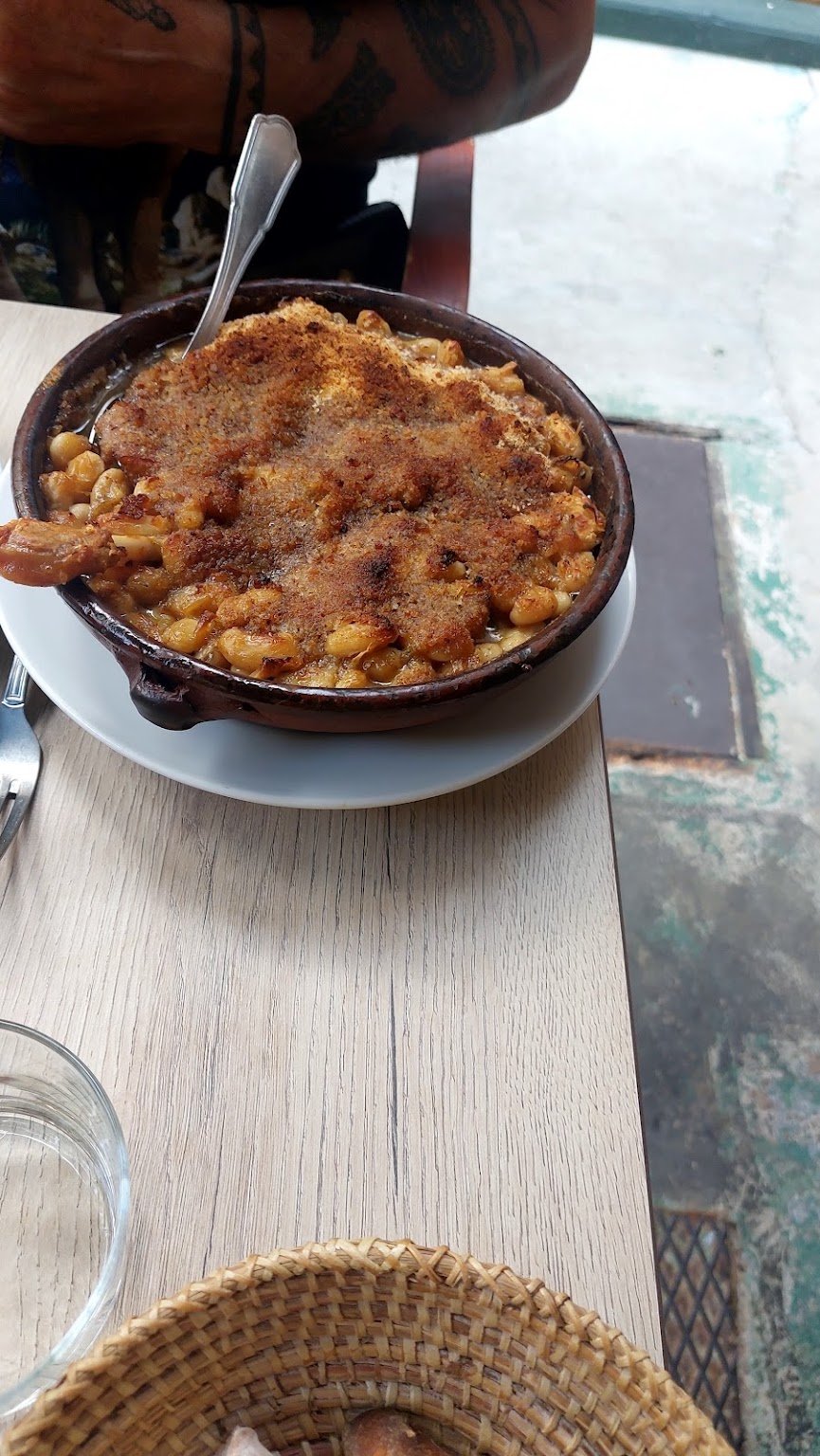 Cassoulet gratiné servi dans sa cassole en terre cuite.